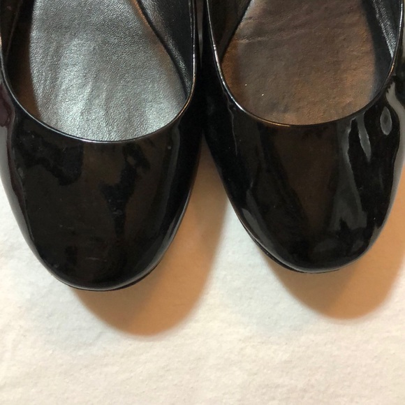 Vera Wang Flats - Picture 2 of 3